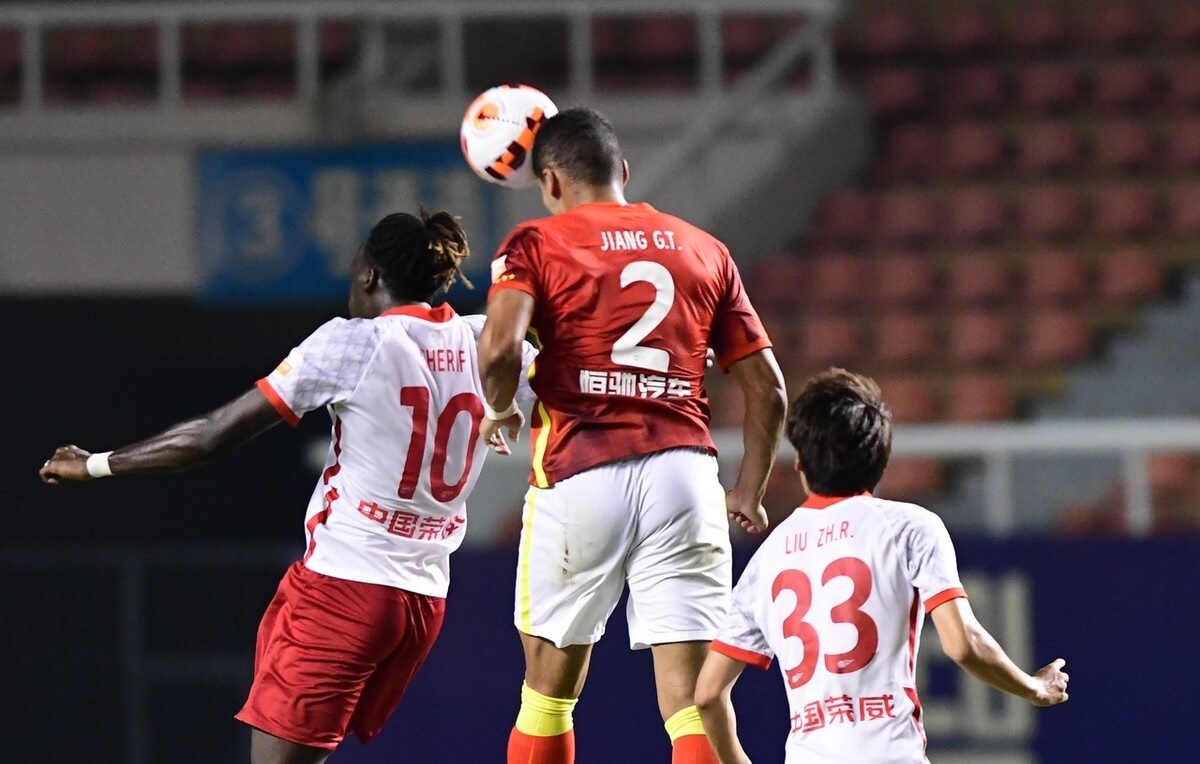 问鼎娱乐- 风云突变拜仁慕尼黑关键时刻再遭质疑，荷甲版图或变，质疑声仍在，球队文化再被提及