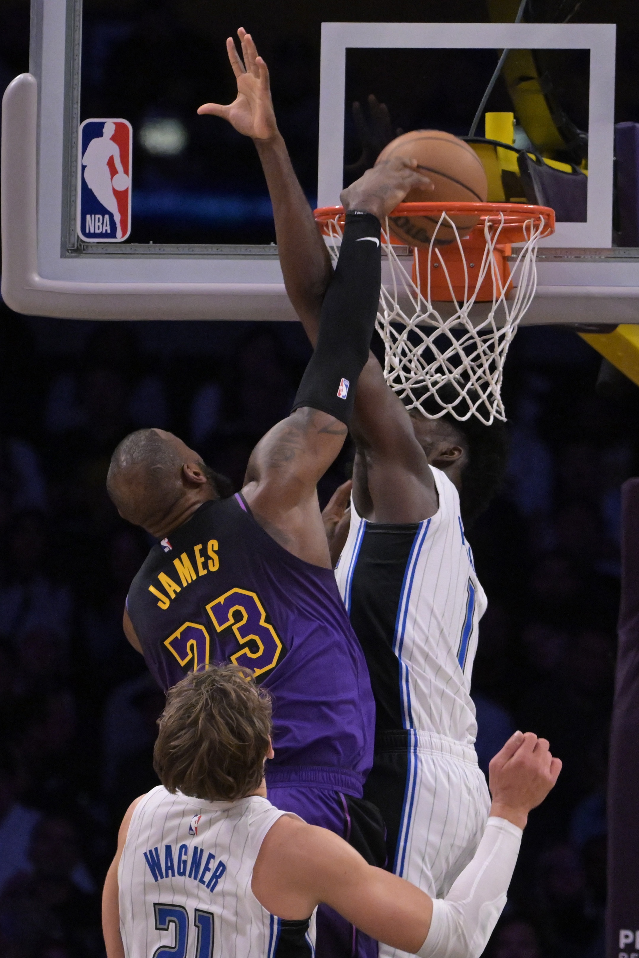 问鼎娱乐-浓眉哥连续三场比赛得分超过出色防守，尤文图斯挑战极限！的简单介绍